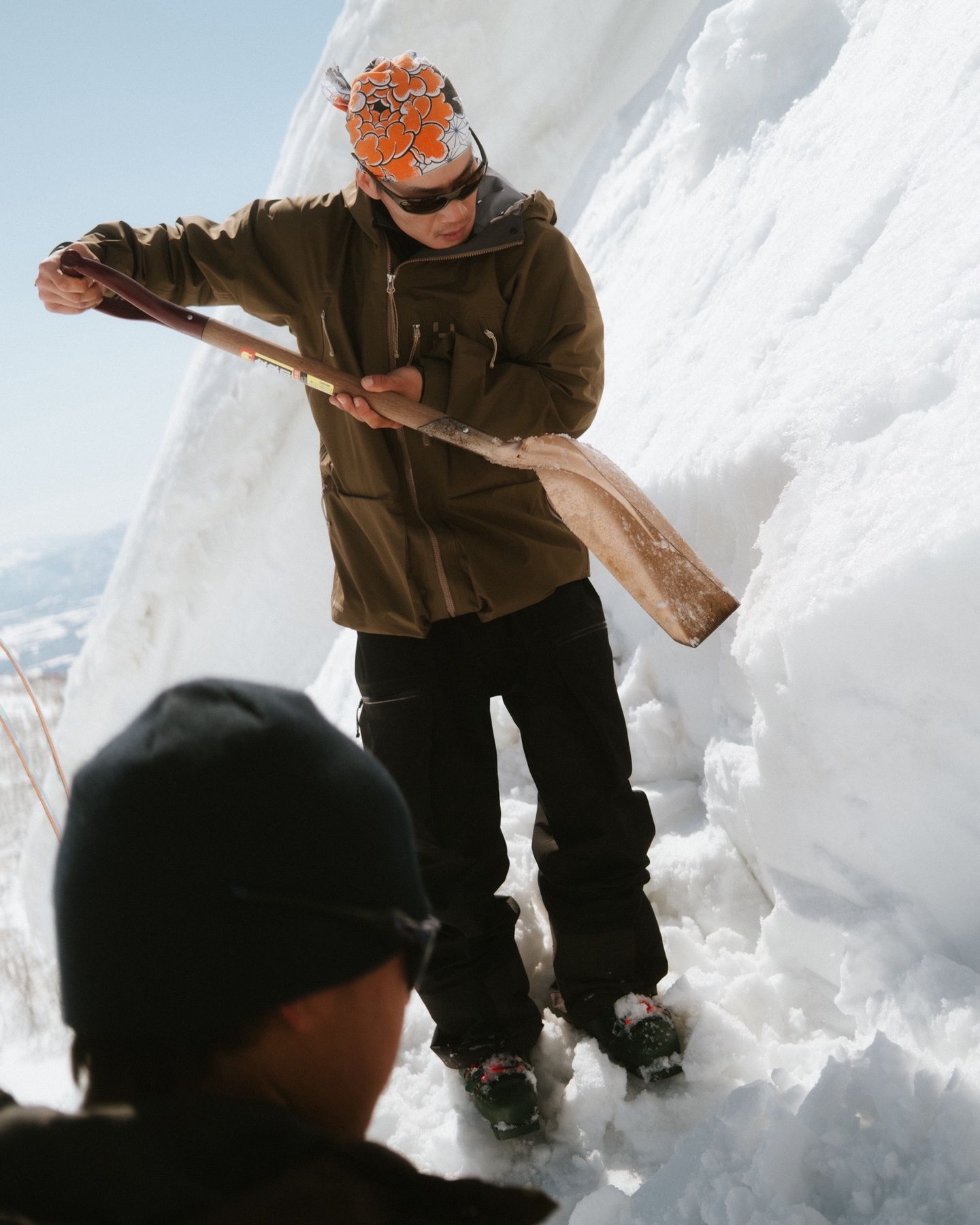 スコップで雪を削り出す佐々木玄